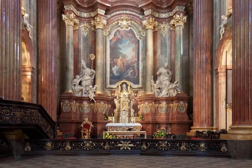Prezbiterium, ołtarz główny